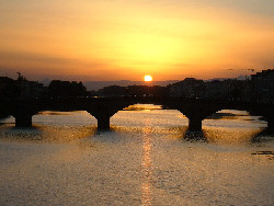 Tramonto sul ponte alla Carraia sull'Arno