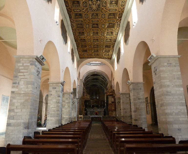 Interno del Duomo di Melfi