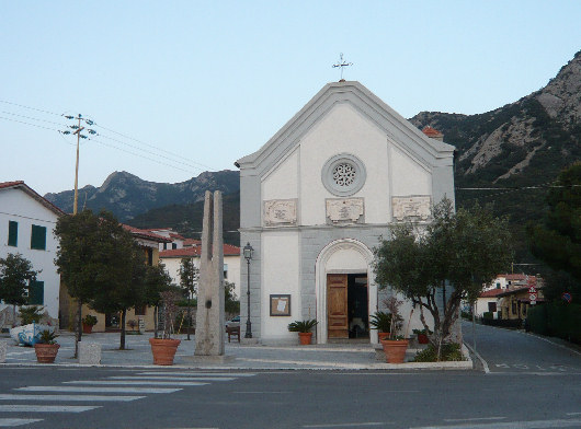 Chiesetta con Piazza a Pomonte