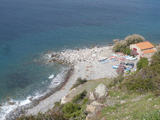 Spiaggia con barche a Pomonte