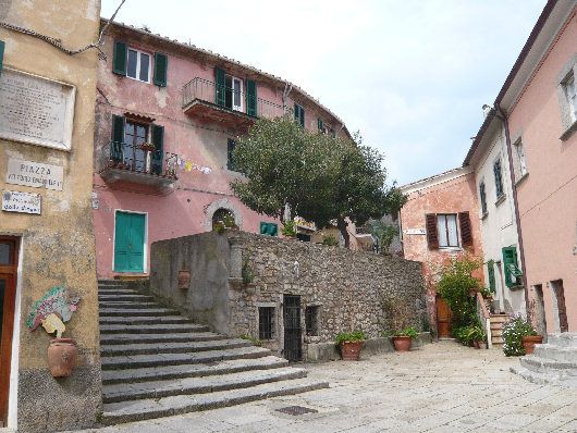 Marciana: Piazza Vittorio Emanuele II