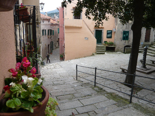 Marciana: Piazza del Cantone