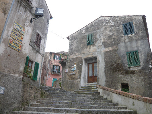 Marciana: Piazza della Gogna