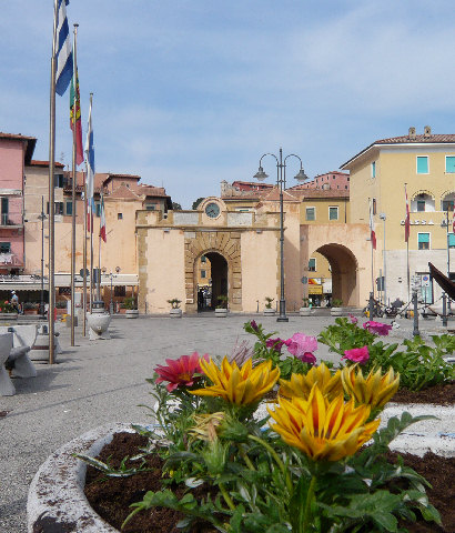 Porta Medicea vista dal Molo Mediceo