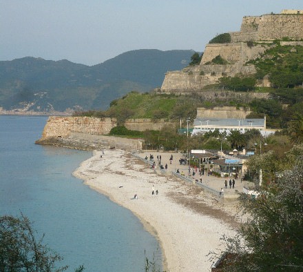 Spiaggia Le Ghiaie e fortificazioni di Portoferraio