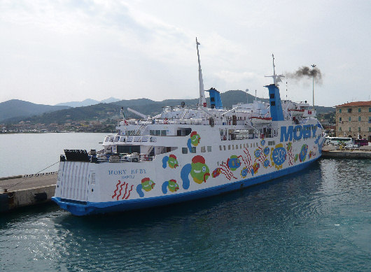 Traghetto Moby nel porto di Portoferraio