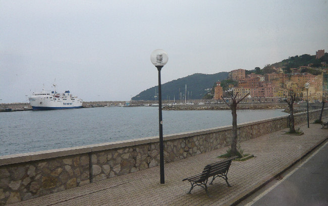 Lungomare e porto di Rio Marina