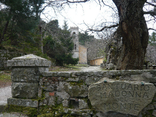 Ingresso all'area del Santuario della Madonna del Monte