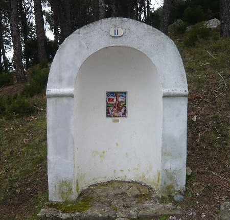 Una delle stazioni della Via Crucis lungo il sentiero