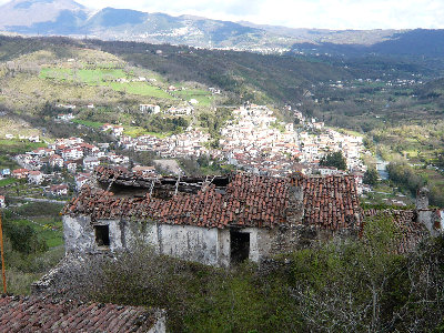 Rovine di Laino Castello e il nuovo Laino Borgo sullo sfondo