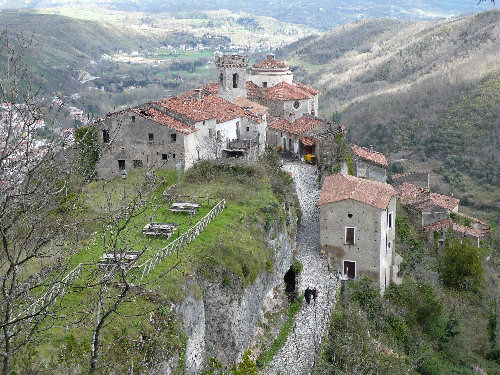 Centro storico abbandonato di Laino Castello