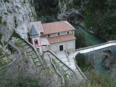 Chiesetta sul fiume Lao a ridosso del centro abitato