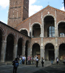 Foto della facciata della basilica di Sant'Ambrogio