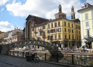 Foto di un ponticello sui Navigli di Milano