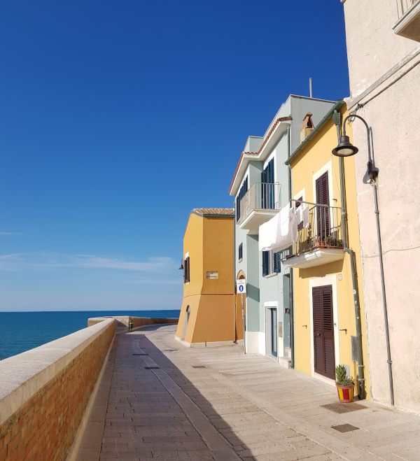 Termoli passeggiata sopra le mura antiche via Federico di Svevia