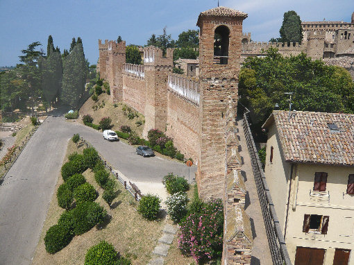 Dentro e fuori le mura di Gradara