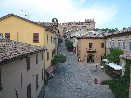 Corso principale all'interno delle mura di Gradara