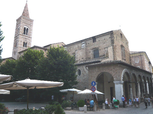 Via Raffaello e campanile Chiesa San Francesco