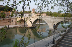 Veduta dell'isola Tiberina sul Tevere