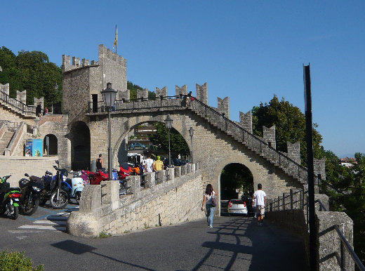 Mura e nuove porte del centro storico di San Marino