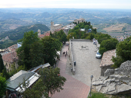La salita alla Rocca vista dalla stessa Torre