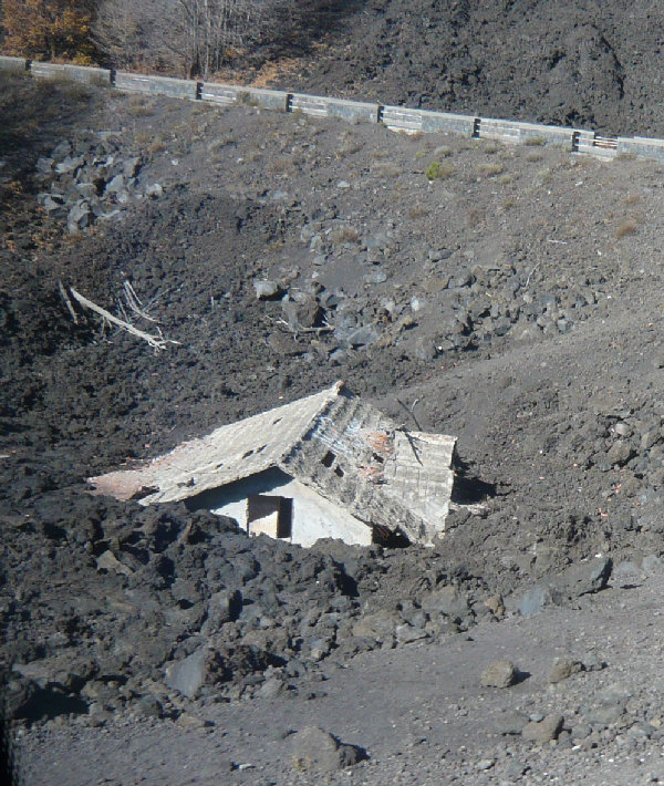 Casa sepolta dal Vulcano Etna