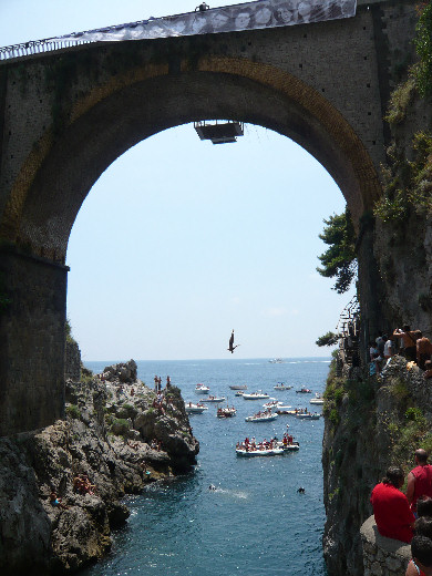 Un tuffo durante la gara del 2009 di Marmeeting di Furore