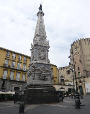 Piazza_di_San_Domenico in Napoli