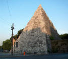 Piramide Cestia in piazzale ostiense