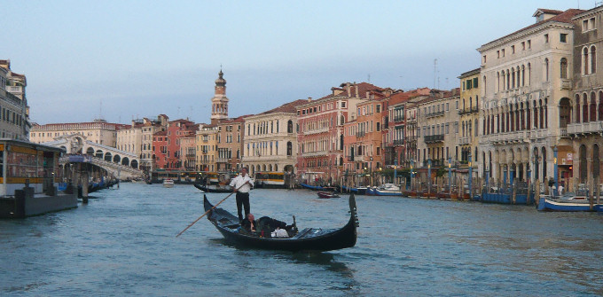 Venezia: Canal Grande all'imbrunire con gondola