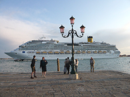 Nave da crociera in Laguna di Venezia